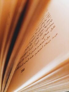 "Image représentant des livres de poésie, avec des couvertures élégantes et des vers poétiques, symbolisant la beauté des mots et des émotions."
